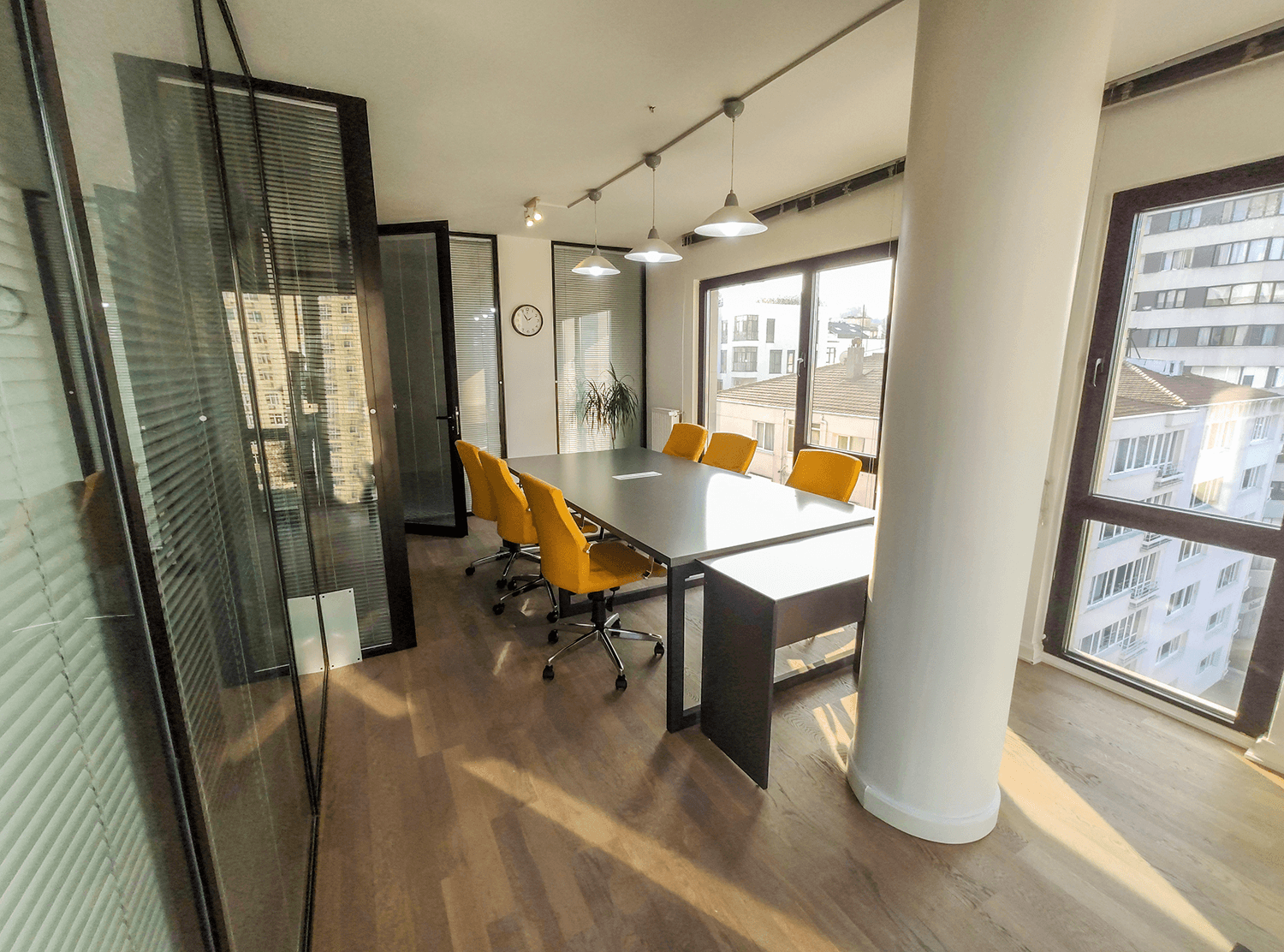 Luven Office toplantı salonu — Levent sanal ofis paketinde aylık 3 saat ücretsiz kullanım