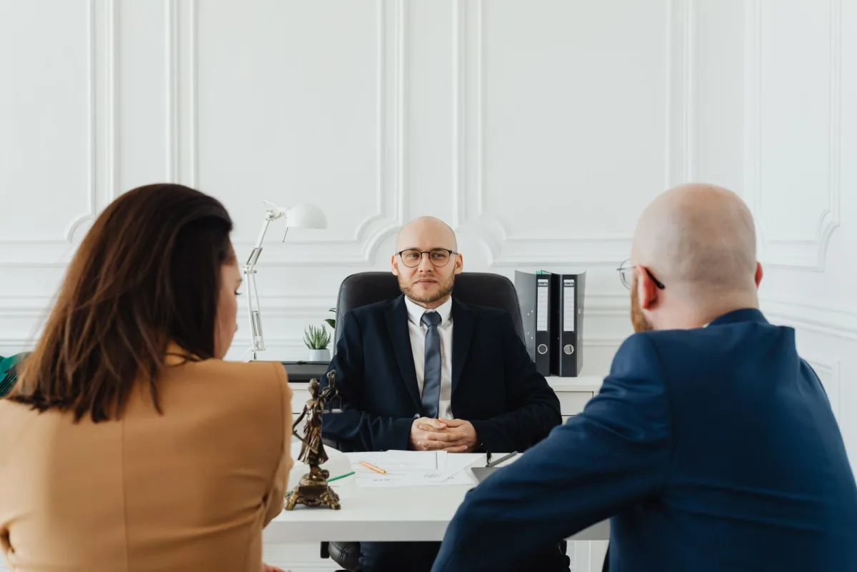 Avukat ve müvekkillerin toplantı odasında görüşmesi — Luven Office Gayrettepe